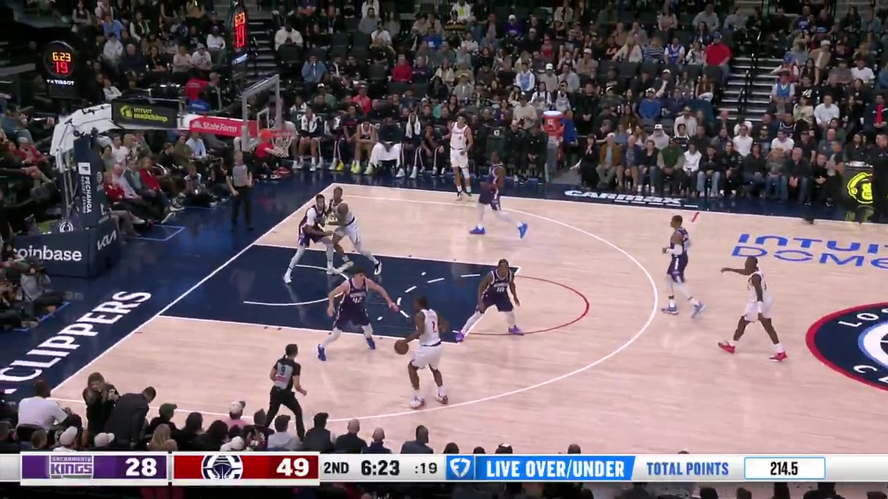Kawhi Leonard hits the three to bring his total for the night to 20 points on 58 shooting in only 14 minutes