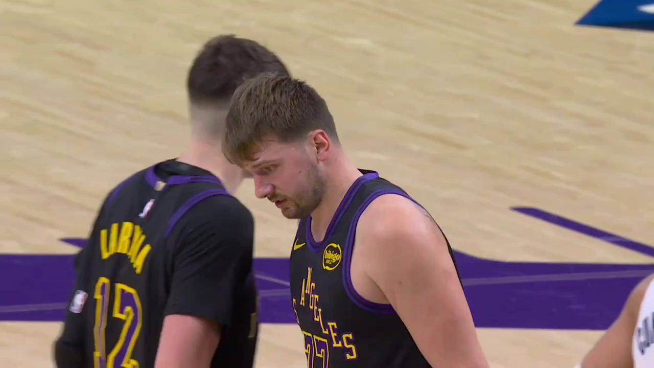 Injury Luka Doncic is bothered by left shoulder injury He went to the locker and got back to the Lakers' bench