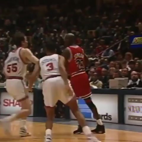 Michael Jordan posterizes Patrick Ewing 1991