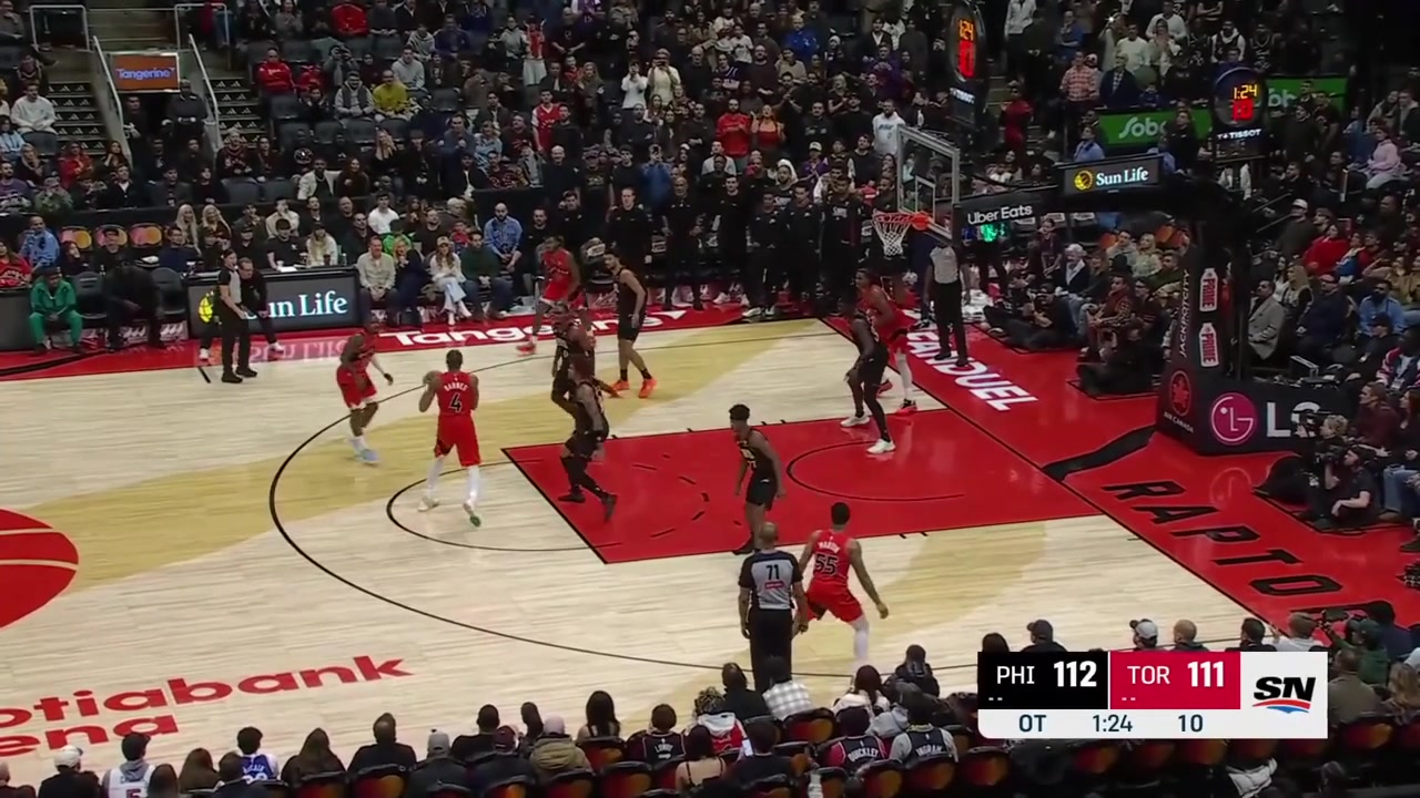 Jamal Shead draws in the defenders and dumps the tight pass to Collin Murray-Boyles for the huge slam in overtime