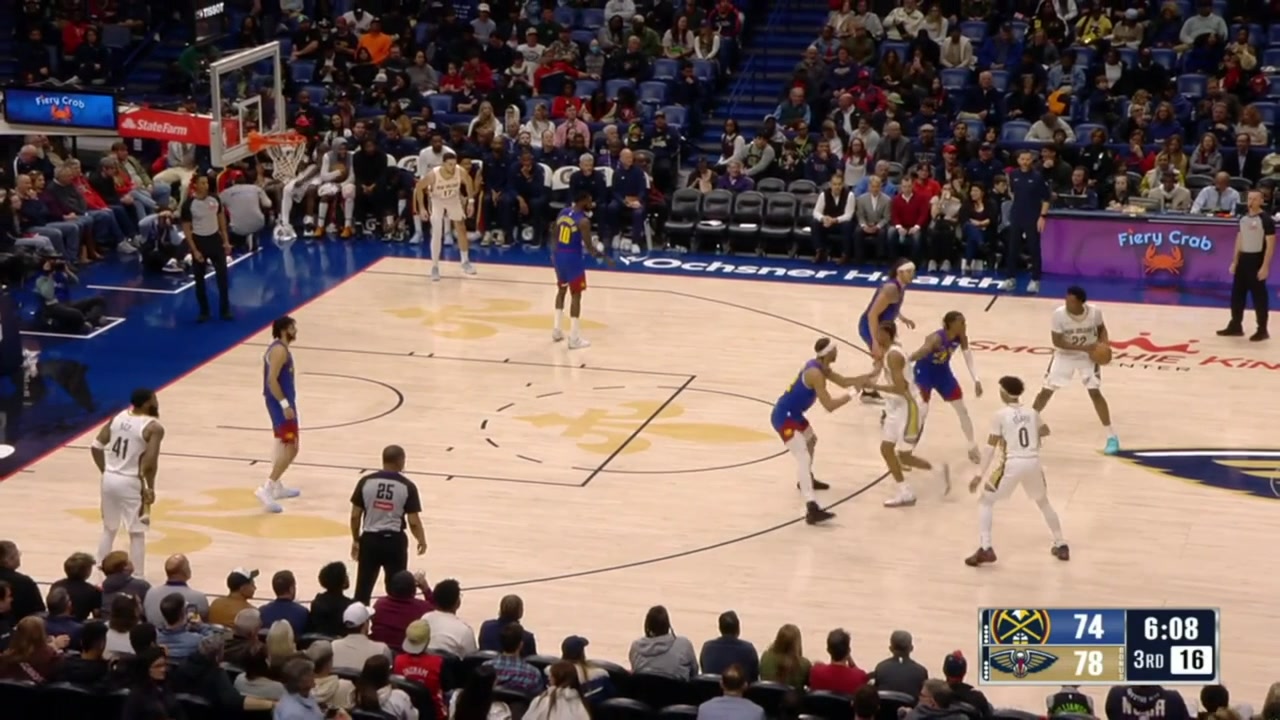 Queen throws the off hand lob and Trey finishes with the 360 lay up