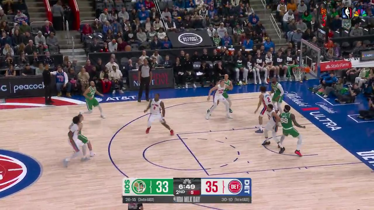 Ausar Thompson with the block and transition slam
