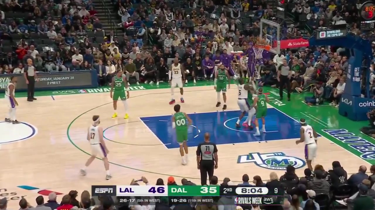 Lowlight Deandre Ayton misses the layup 4x jogs back on defense and then does a little cheer