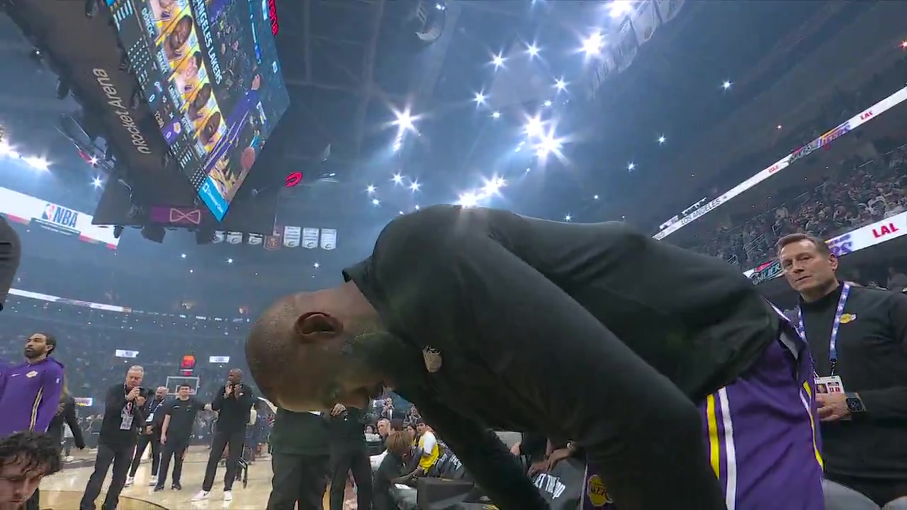 LeBron James receives a big ovation in Cleveland