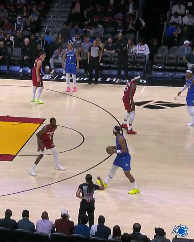 Paolo throws the lob from the 3 point line to the cutting Anthony Black for the slam