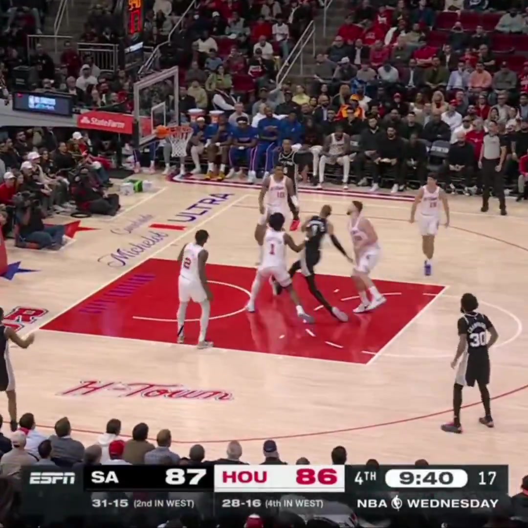 Wemby Victor Wembanyama drives to the rim which leads to a fight-or-flight response from Sengun and Amen