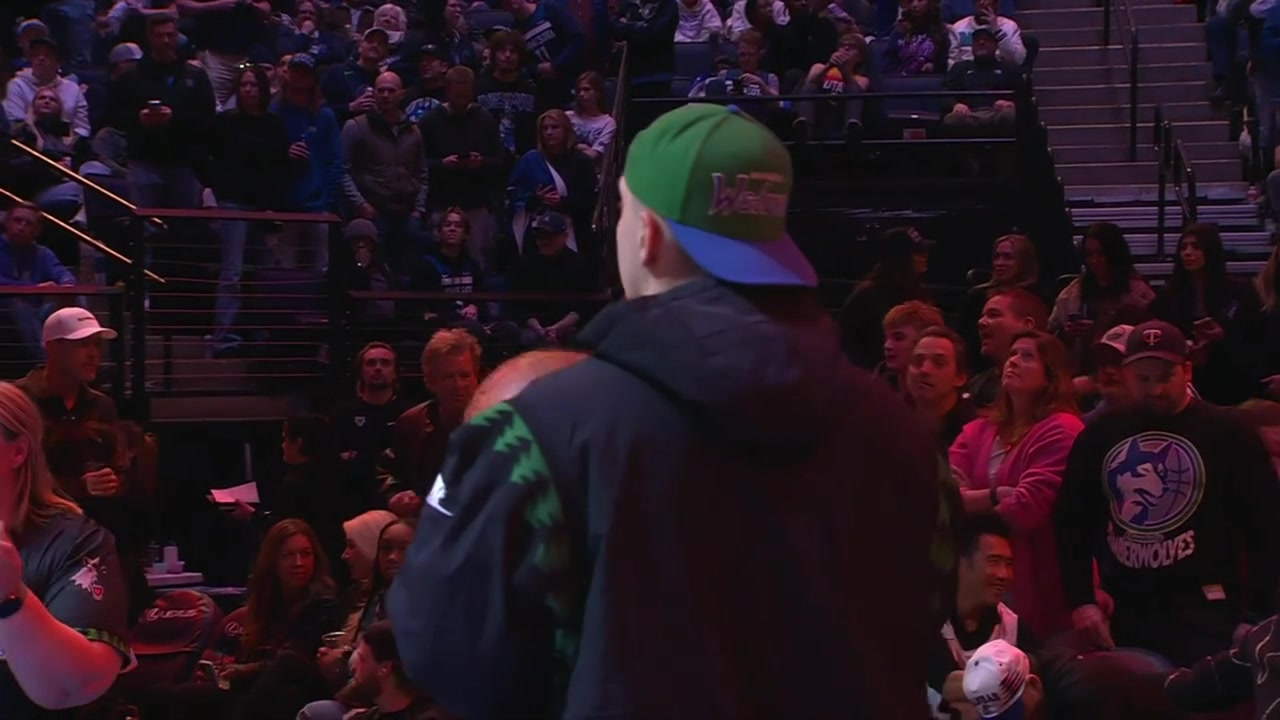 A Timberwolves fan makes huge blunder in a Tic-tac-toe during an intermission