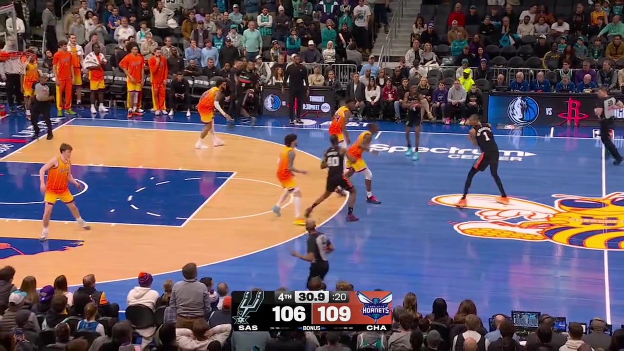 Victor Wembanyama misses the game-tying three-point attempt with 30 seconds left in the 4th