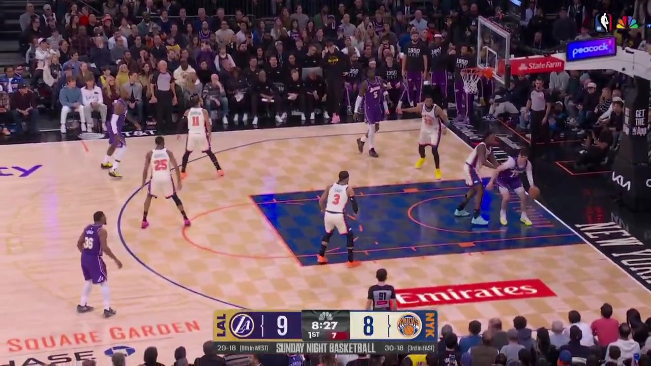 Jake LaRavia finda a cutting LeBron James for the layup