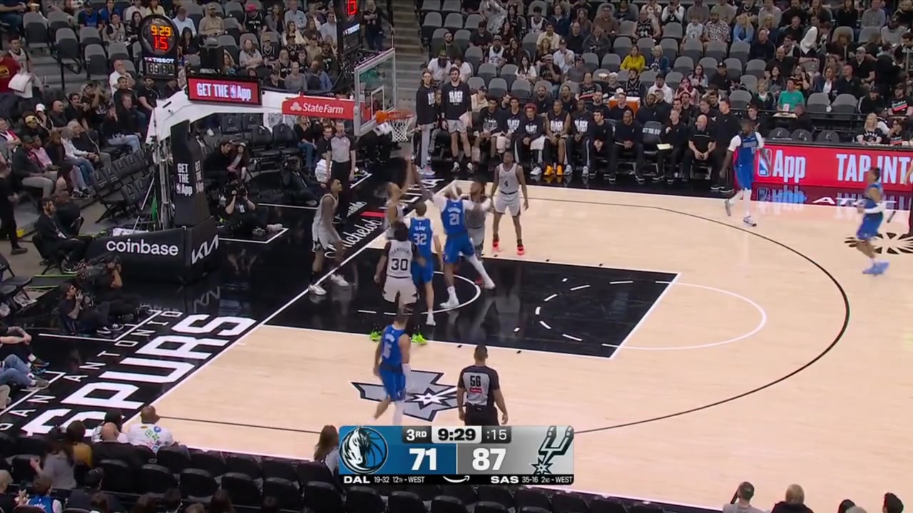 Devin Vassell throws the alley oop to Victor Wembanyama for the thunderous dunk with replay