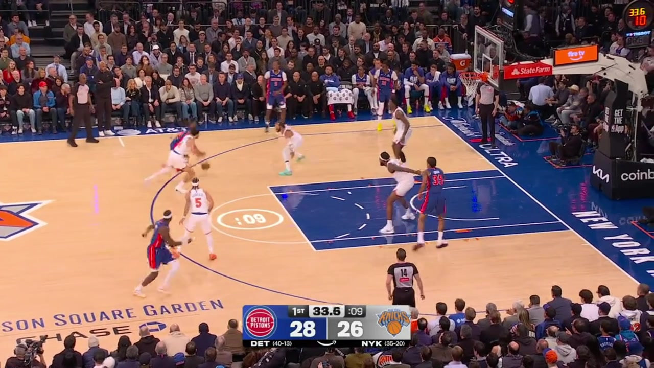 Lowlight Jose Alvarado gives up the wide open fastbreak layup and gets called for the offensive foul with a replay Jeremy Sochan enters for his Knicks debut with Knicks colors on his hair