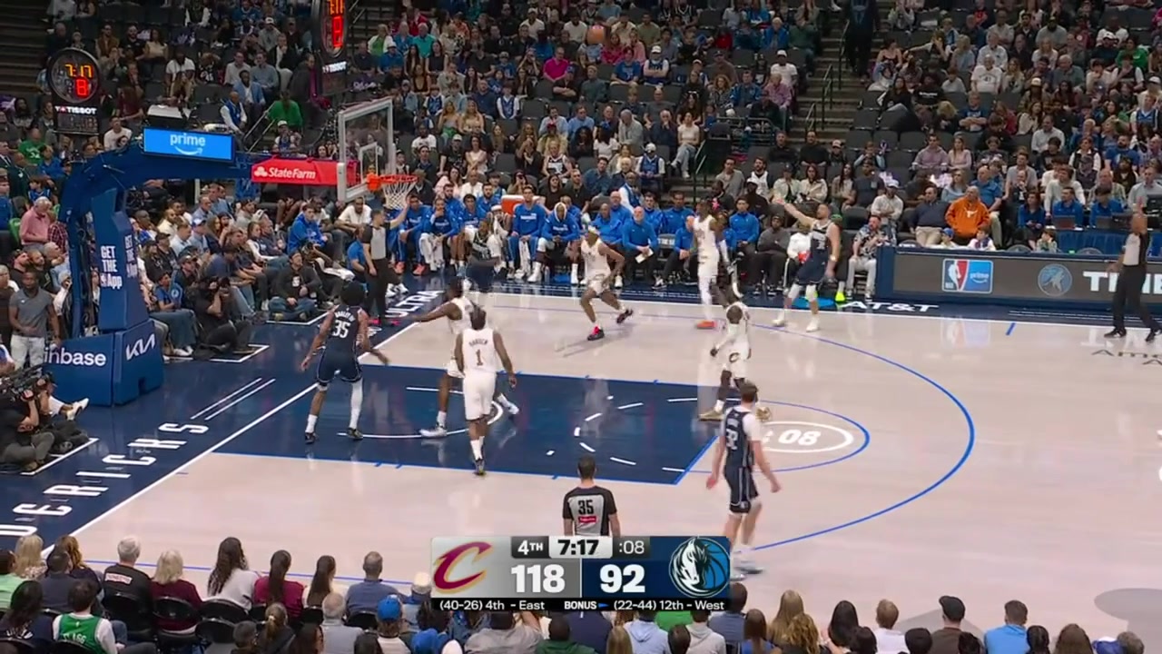 Nae'Qwan Tomlin with the powerful alley-oop dunk off a lob by Dennis Schrder with replays