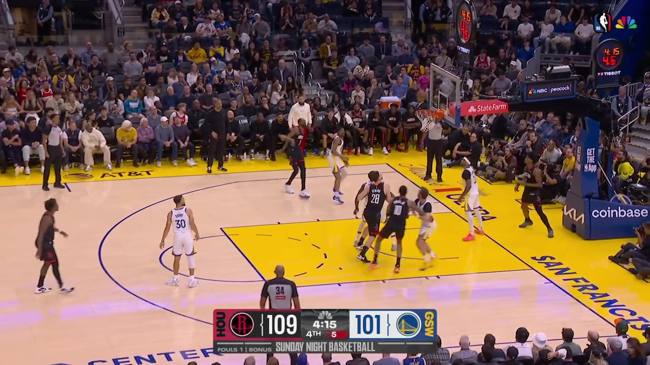 A beautiful ball movement by the Warriors ends up with a 3-pointer by Steph Curry off a screen by Draymond Green with replays