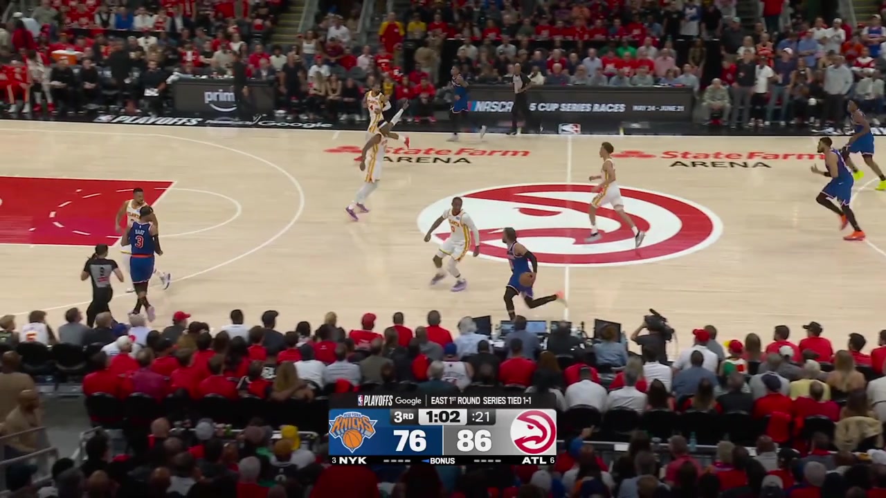 Jalen Brunson goes around Jonathan Kuminga and scores the layup to give him 21 points21 Points for both OG and Brunson at the end of the 3rd quarter