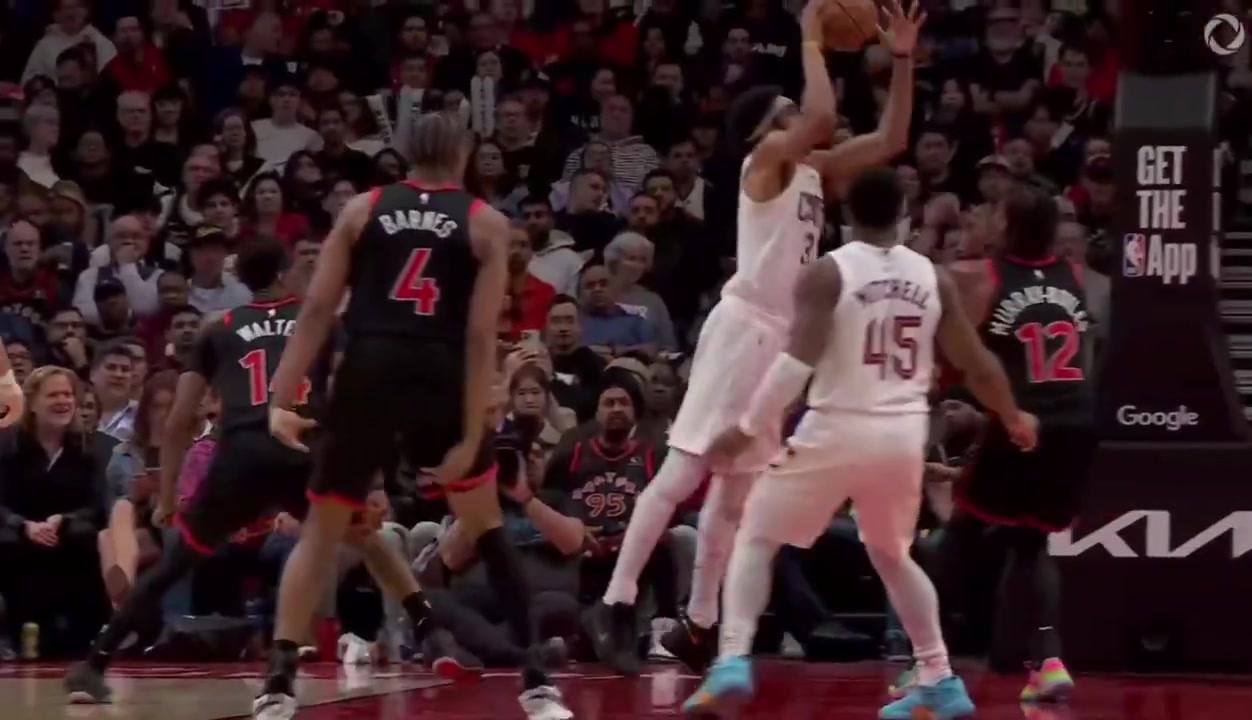 Collin Murray-Boyles gets a filthy block on Jarrett Allen with alternative angle
