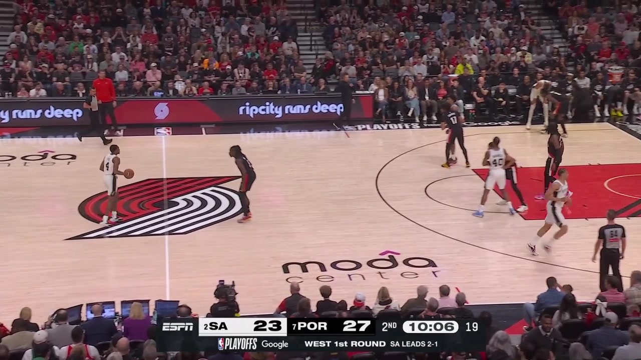 Victor Wembanyama with the powerful driving dunk and Splitter takes a timeout with replays