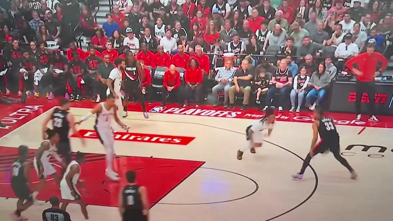 Victor Wembanyama holding Stephon Castle up so he doesnt get bodied