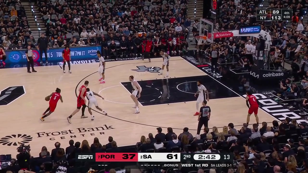 Devin Vassell blocks the two-handed dunk attempt by Donovan Clingan gives him the finger wagLuke Kornets scores the And-1 lefty layup on Clingan at the other endWith replays