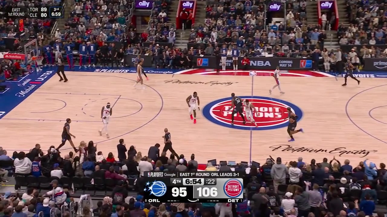 Paolo Banchero hits the step back 3 over Jalen Duren to give him 39 points - 4th triple of the night with a replay