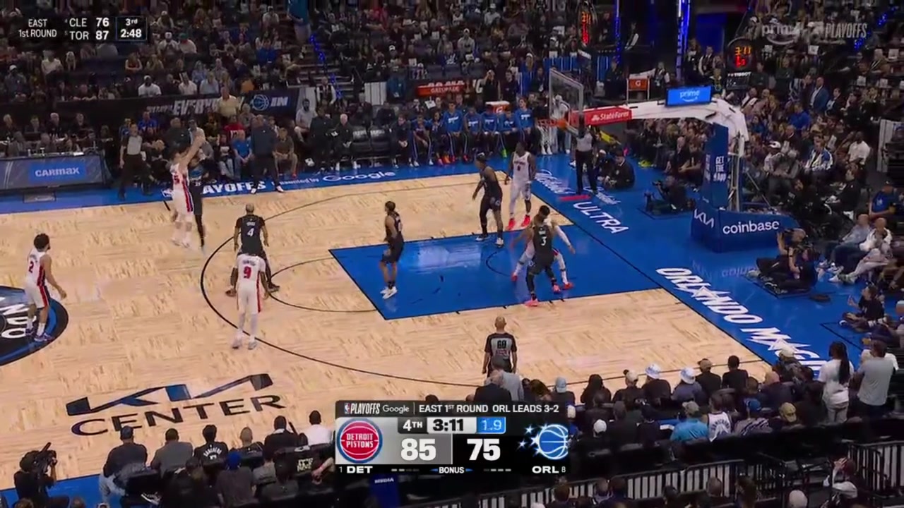 Duncan Robinson puts the Pistons up 13 with just over 3 minutes remaining