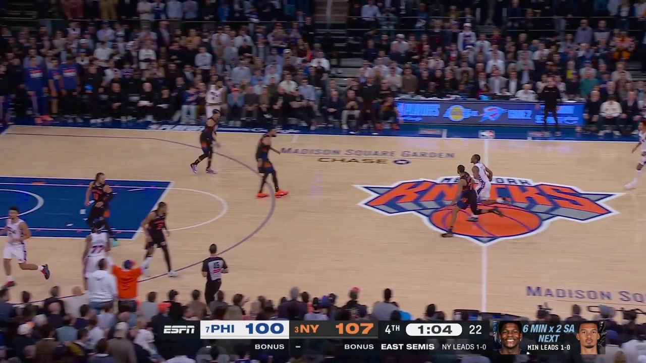 Tyrese Maxey goes coast to coast and scores the layup cutting the Knicks' lead to 5