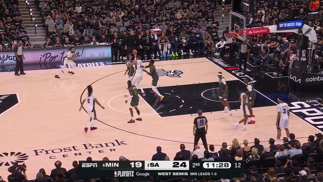 Victor Wembanyama takes Julius Randle on a 1v1 and scores the layup off the spin move with replays9 points for Wemby