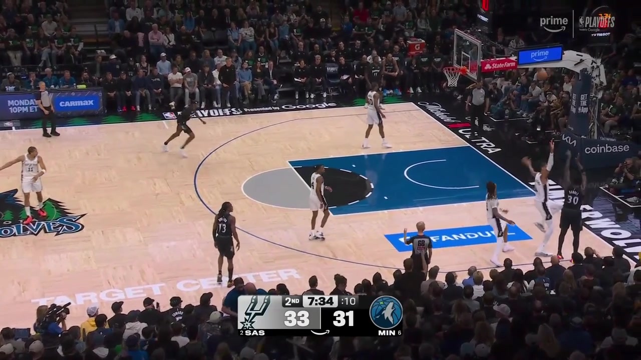 Julius Randle slams it over Wemby off the pass from Jaden McDaniels