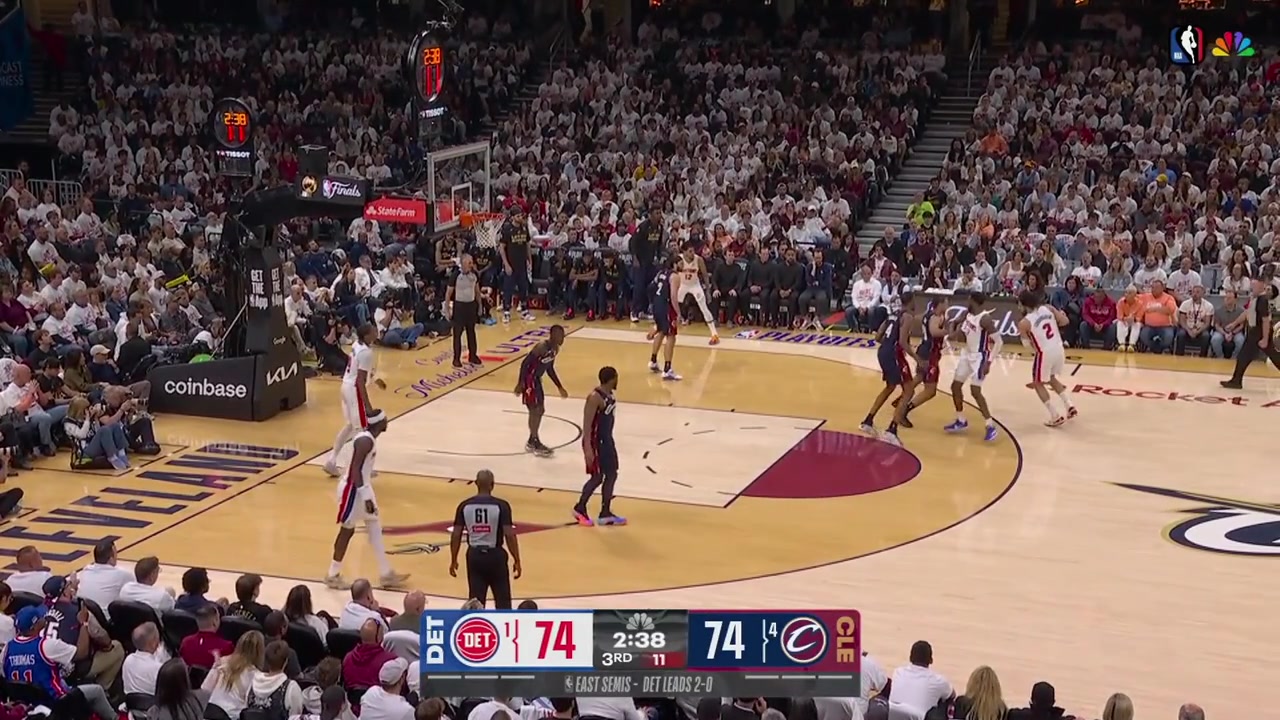 Paul Reed with the offensive rebound and the dunk and the Pistons take the lead