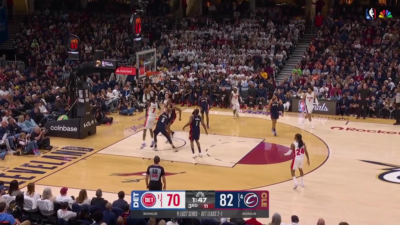Duncan Robinson hits a 3-pointer off the pump fake and James Harden answers right back with a 3 of his own giving him 21 points in the game