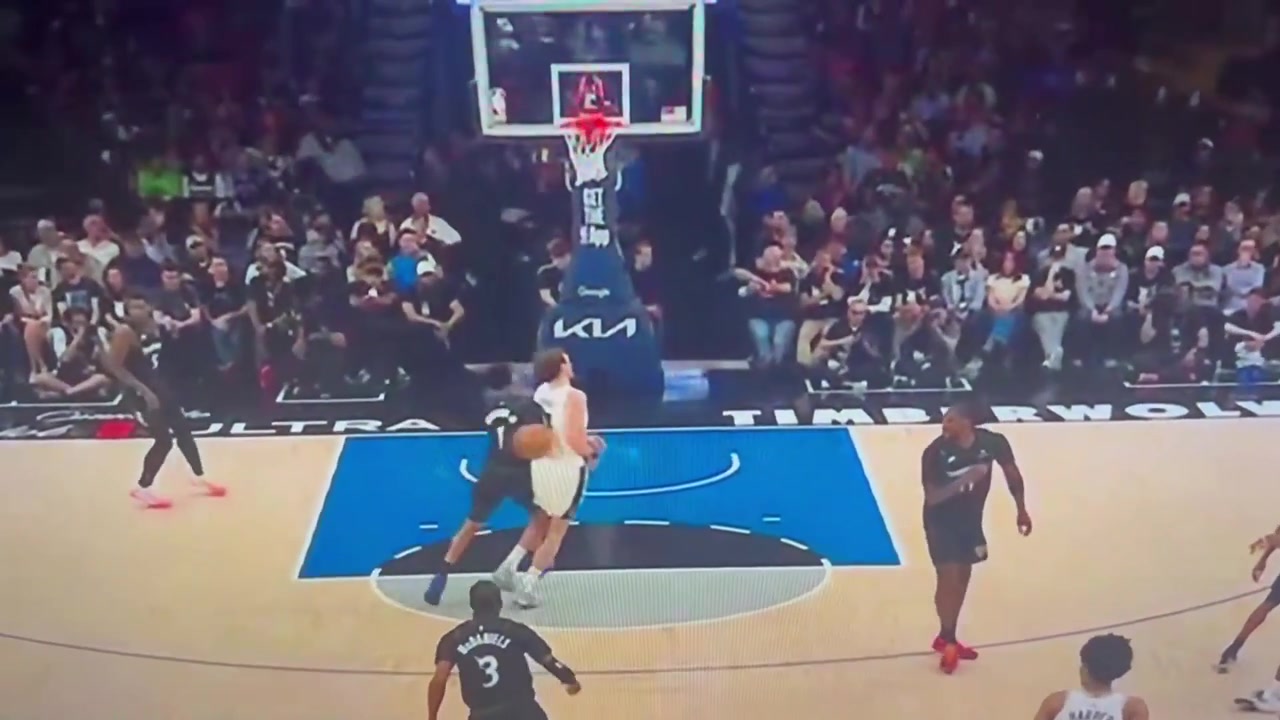 Luke Kornet gets pushed to the ground no call