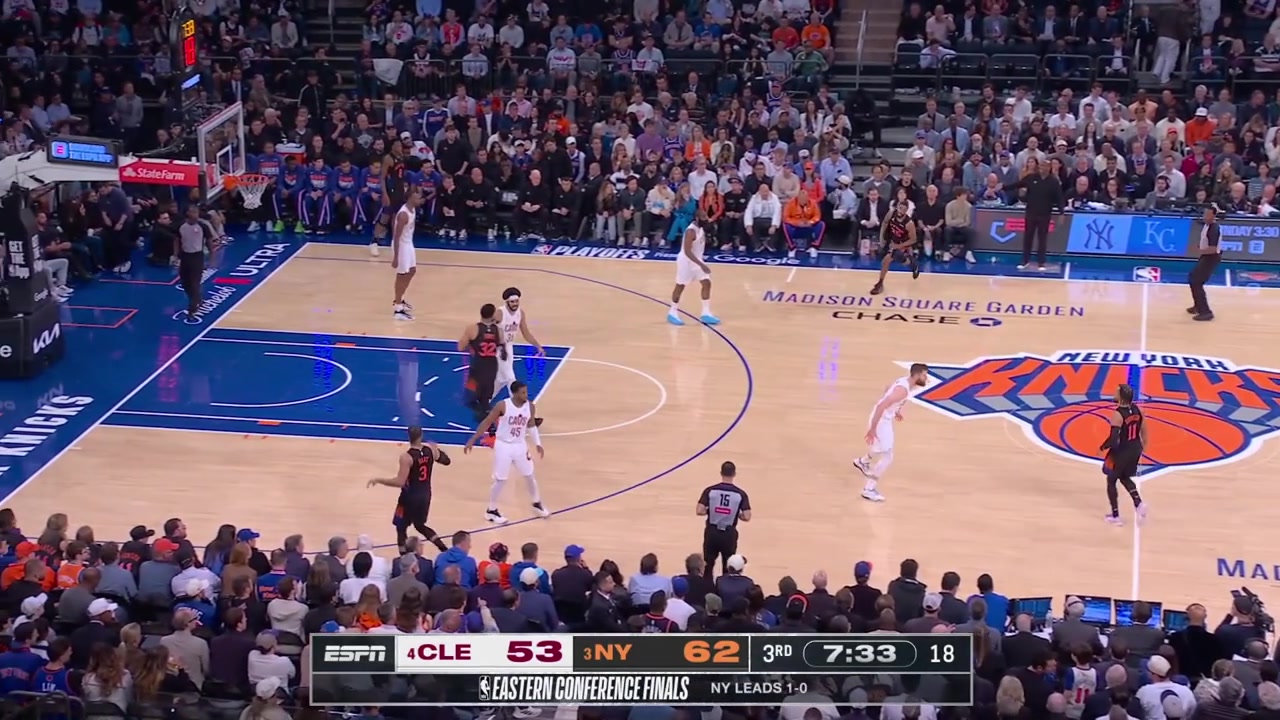 Jalen Brunson easily goes around James Harden easily going past the not existing effort of Donovan Mitchell and scores the easy layup with a replay