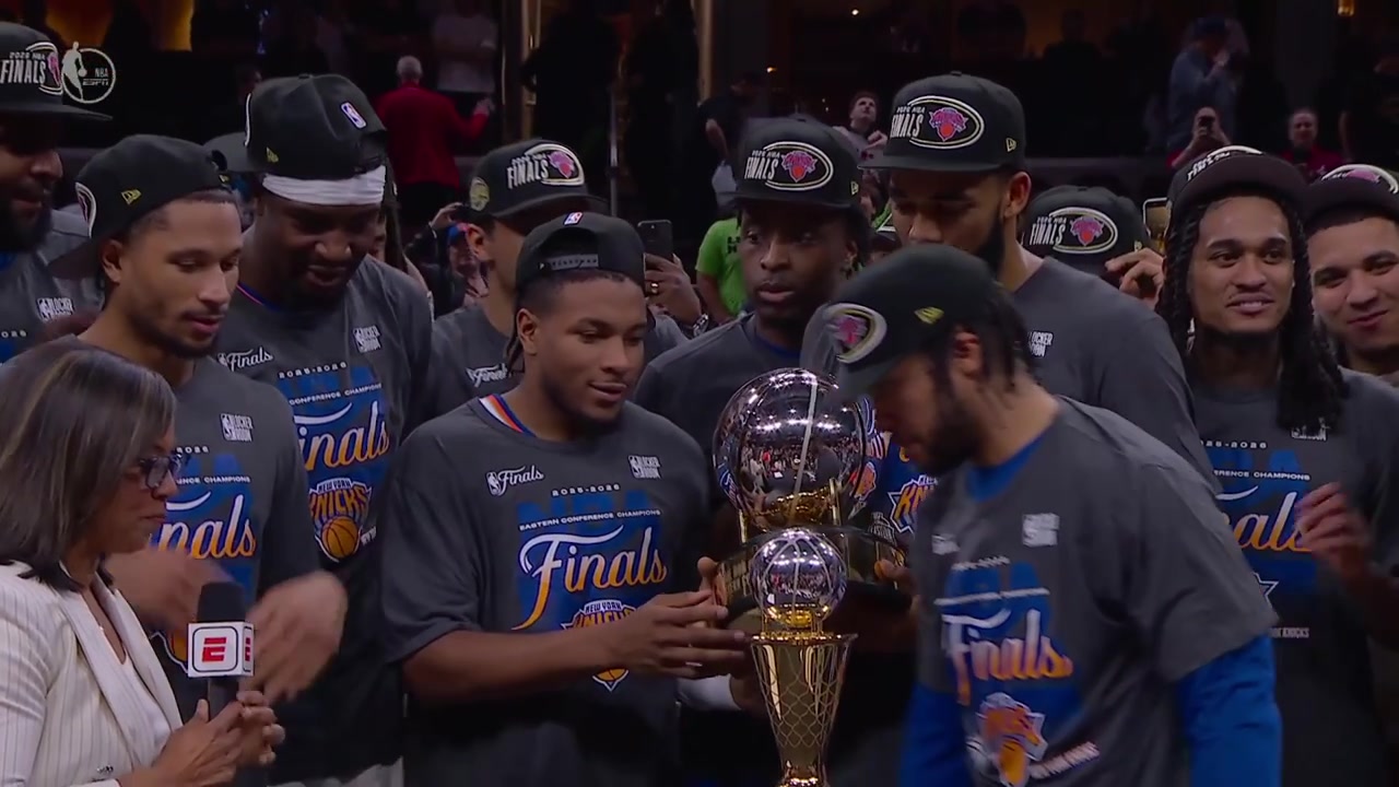 Jalen Brunson tells Josh Hart to get out the way