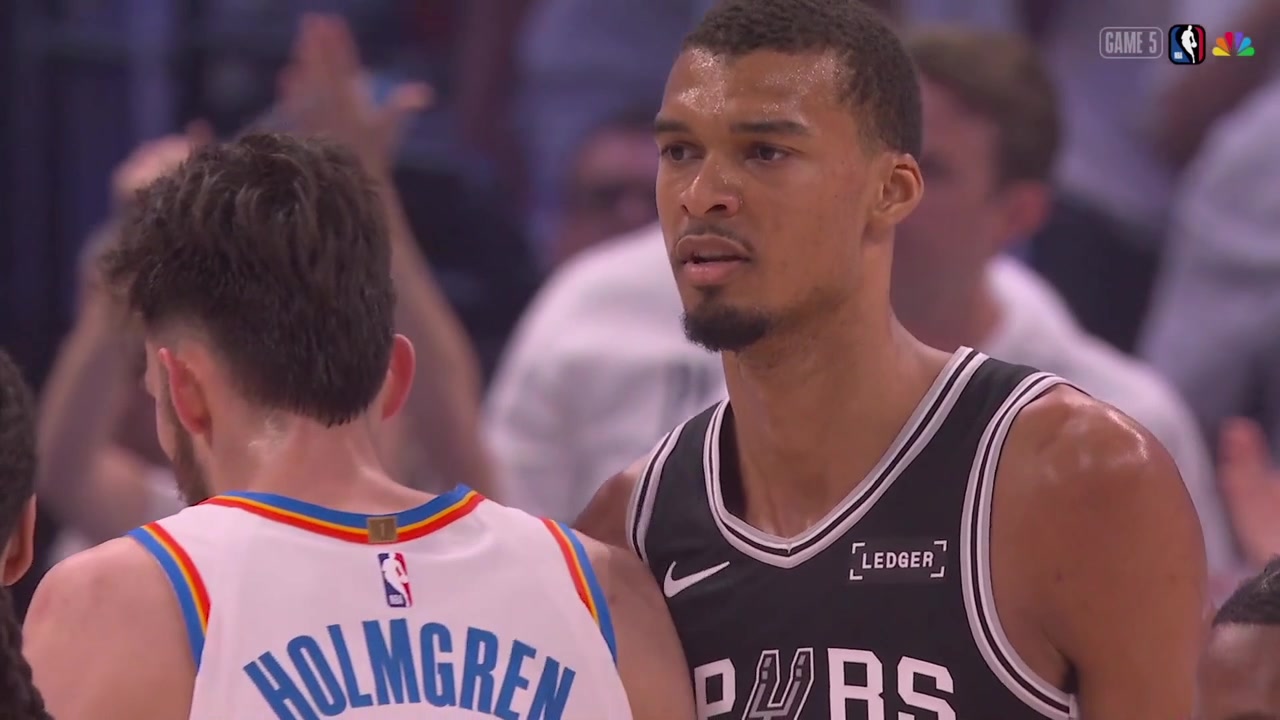 Victor Wembanyama bumps into Chet Holmgren while going to the Spurs' bench after a timeout call