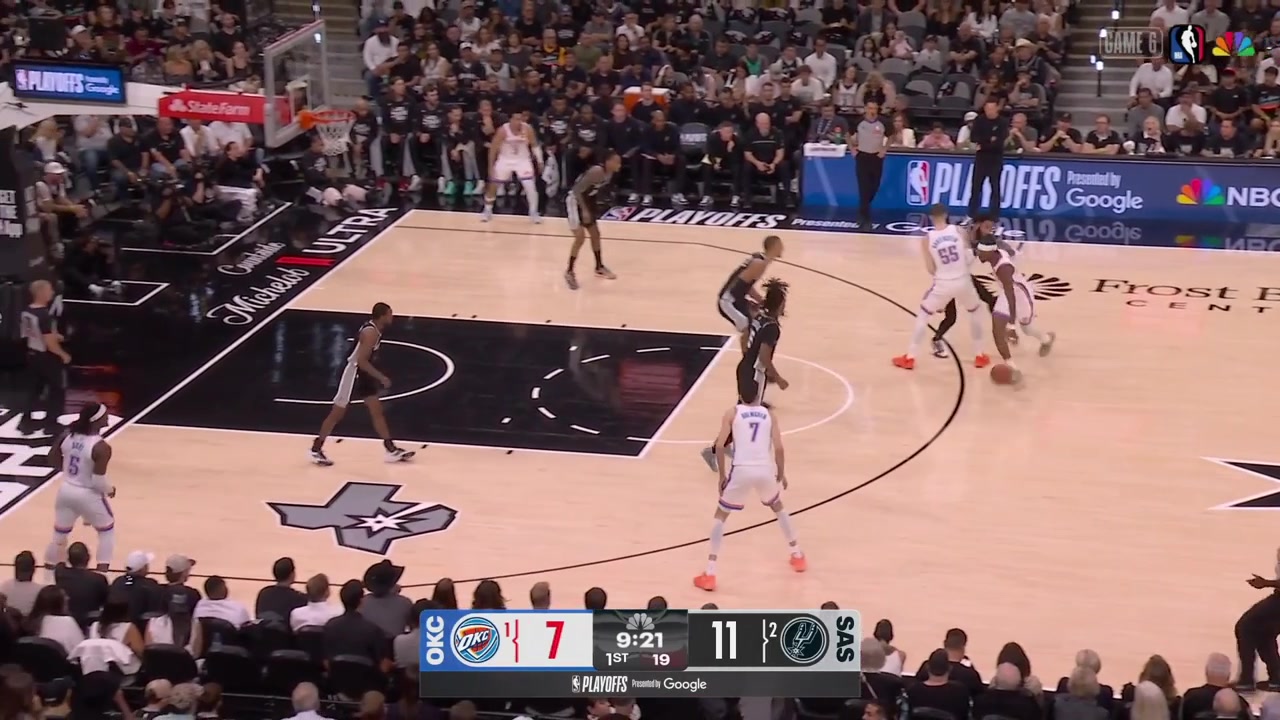 Victor Wembanyama locks down the paint and blocks Isaiah Hartenstein from behind