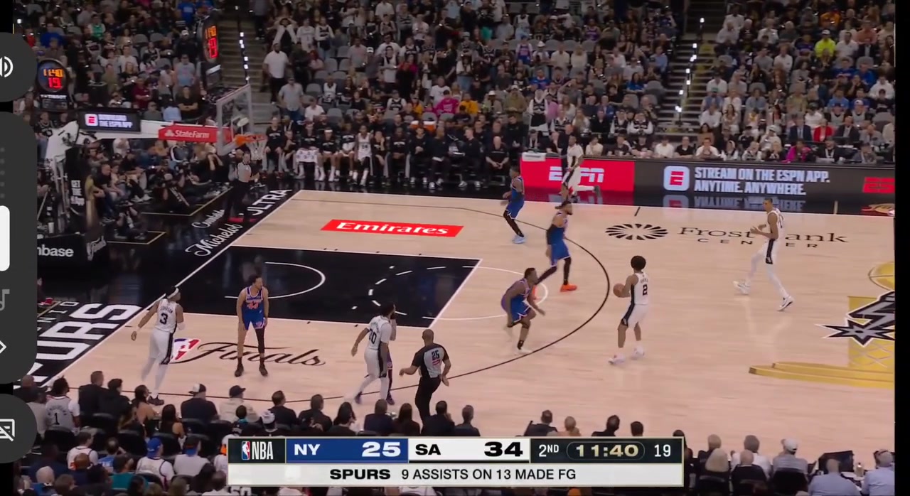 HIGHLIGHT Stephon Castle hits a 3 to extend the lead to 12