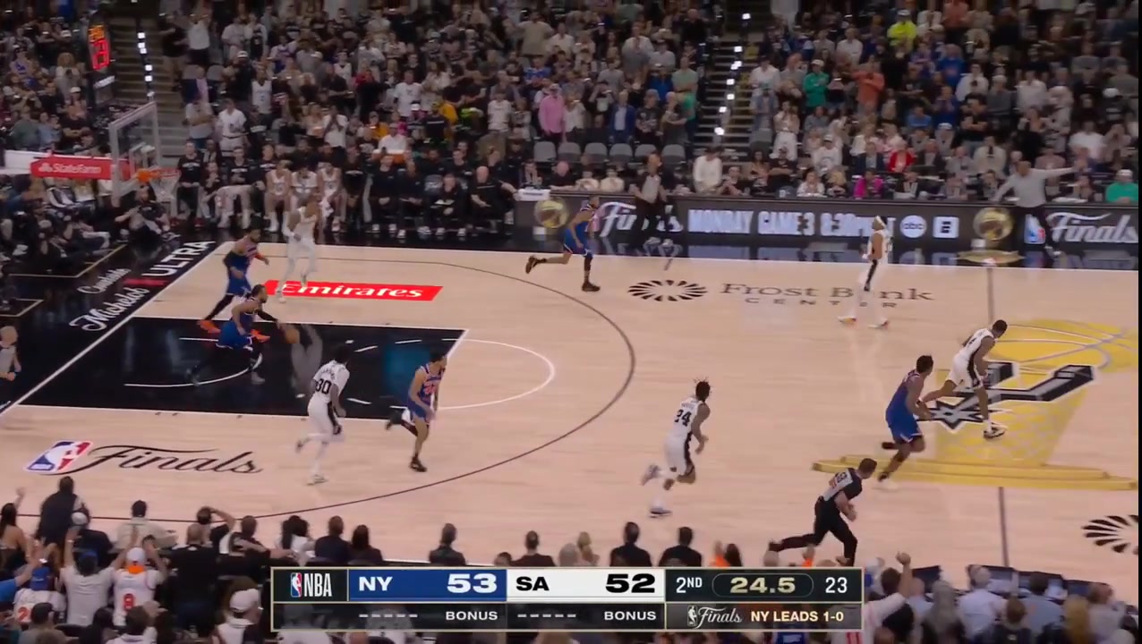 HIGHLIGHT Jalen Brunson makes a steal and KAT hits a three on the other end to extend the lead to 4