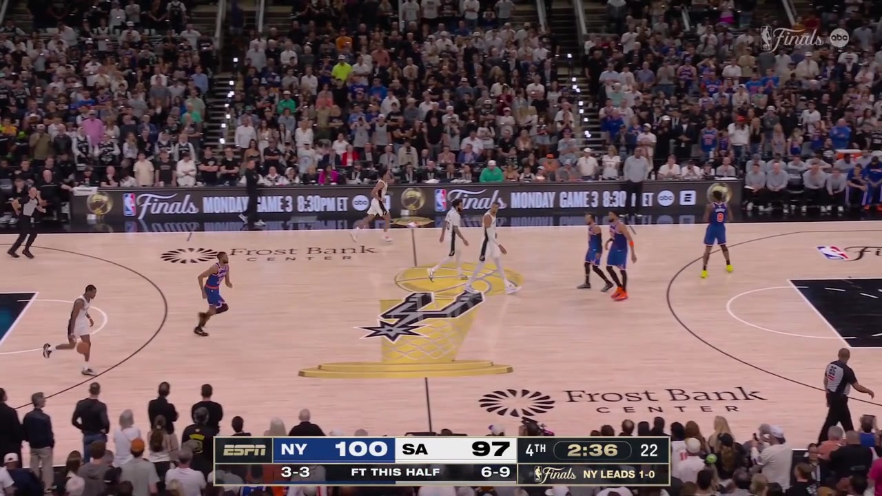 Victor Wembanyama with the alley-oop dunk off a lob by Fox to cut the Knicks' lead to 1