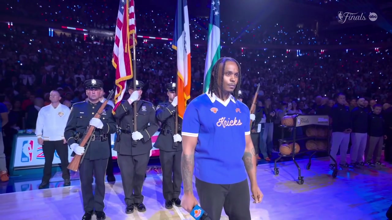 Avery Wilson sings the national anthem in MSG before Game 3 and receives loud cheers from time to time