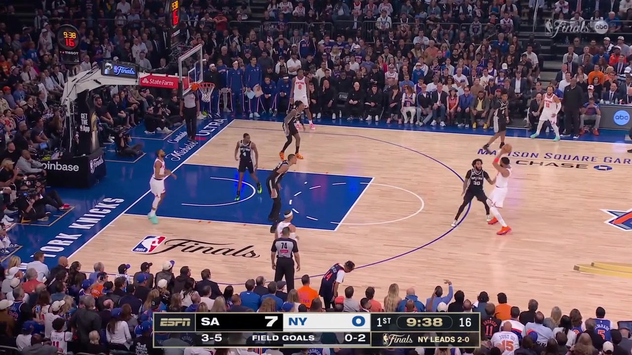 Josh Hart hits the 3-pointer and Jalen Brunson banks in the jumper high off the glass for the Knicks' first points of the night