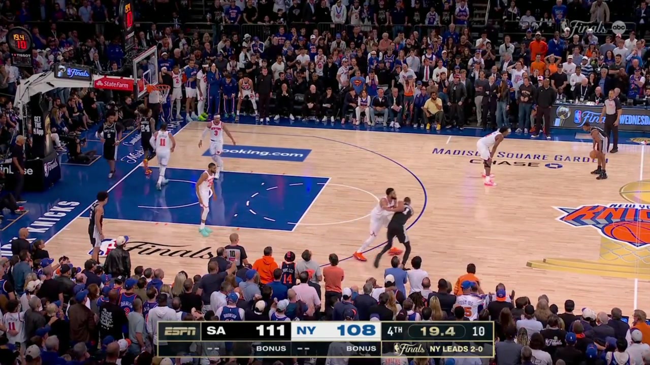 DeAaron Fox knocks down a free throw line jumper for a 5 point lead with 12s remaining