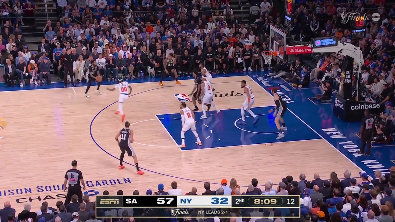 Jordan Clarkson scores the layup and the Knicks forget about Carter Bryant as Stephon Castle sends him half-court alley-oop lob for the easy flush with a replay