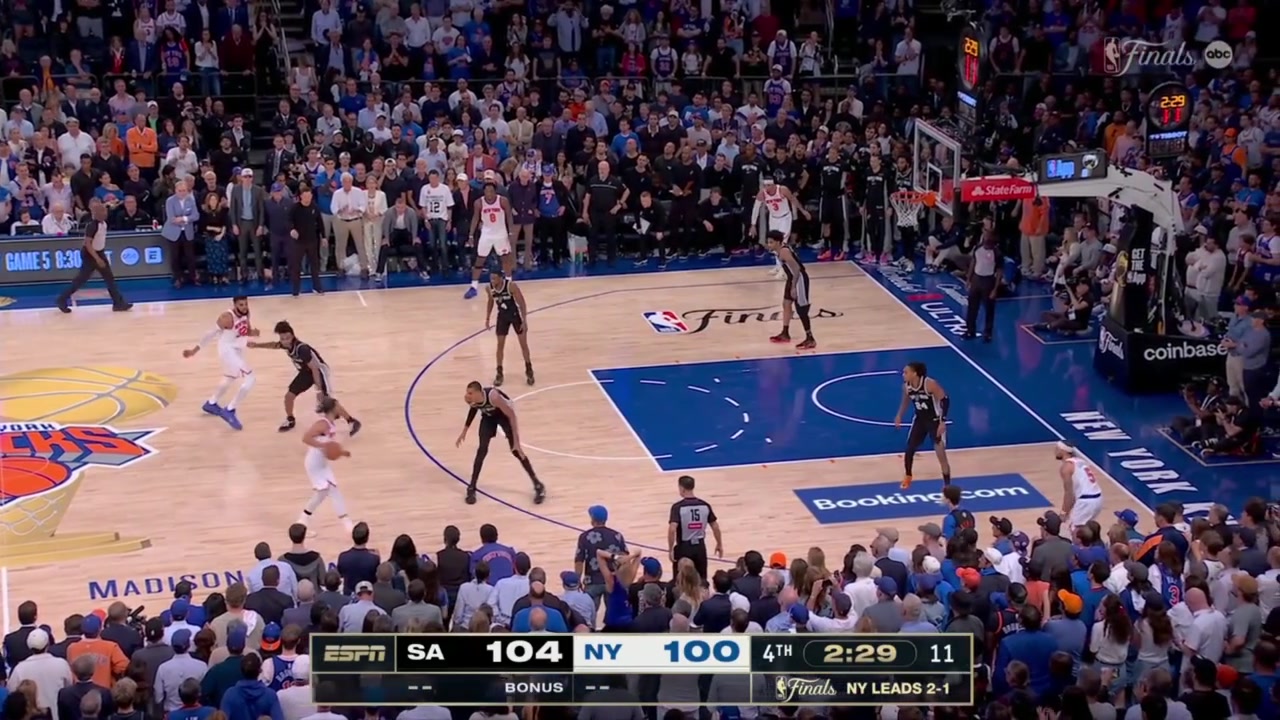 Brunson drills the 3 over Wemy for a 1-pt game