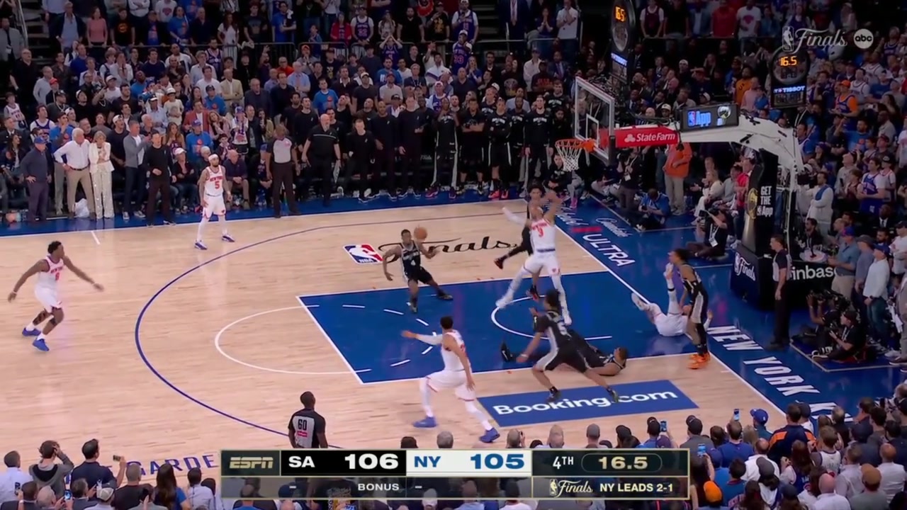 OG Anunoby chases down De'Aaron Fox for the block giving the Knicks possession down 1
