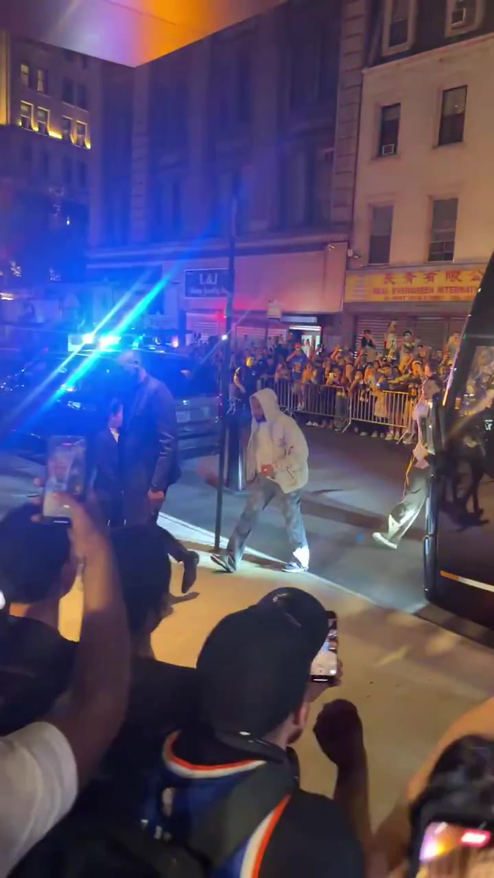 Knicks fans throwing items at Victor Wembanyama as spurs arrive back at the hotel
