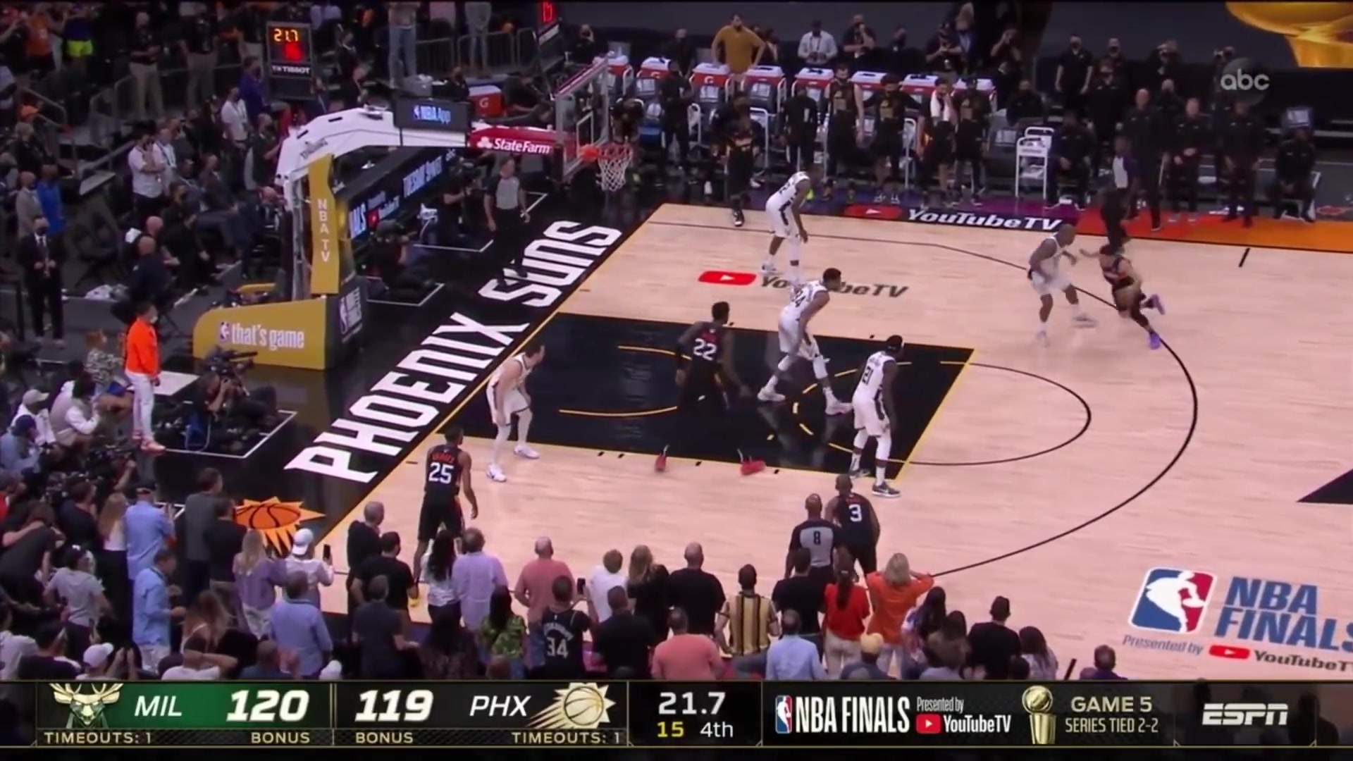 Jrue Holiday throws the lob instead of dribbling it out