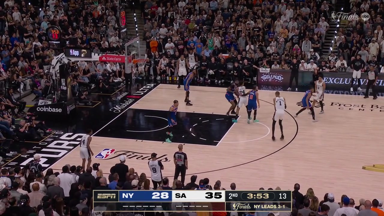 Victor Wembanyama taps the rebound to himself and finds De'Aaron Fox for the 3-pointer to beat the shot clock
