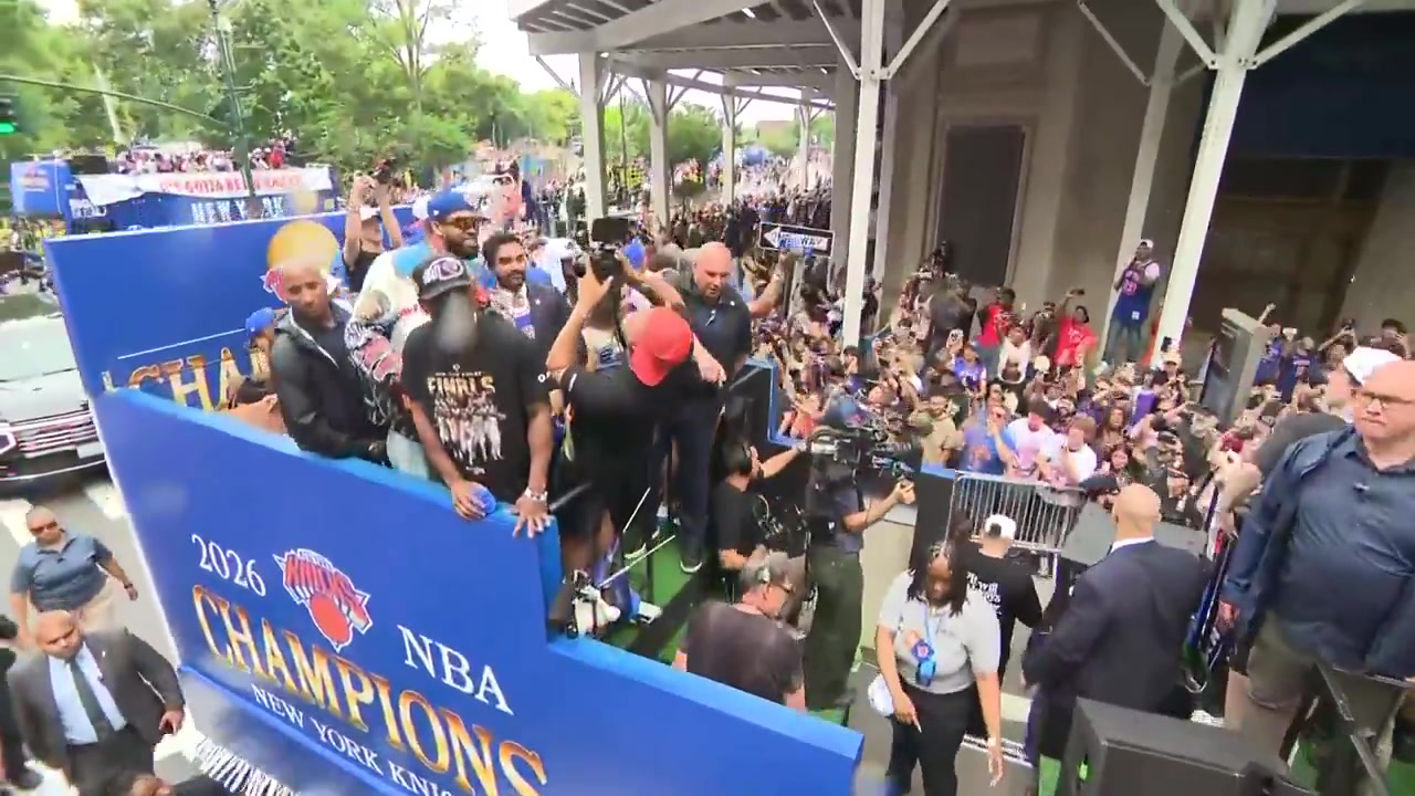 KAT and Mayor Mamdani lean back together on the Knicks float