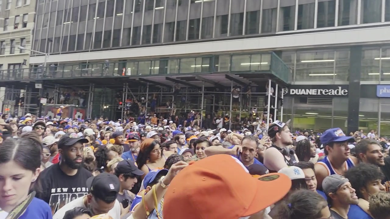 Crowd sings Empire State of Mind at Knicks championship parade
