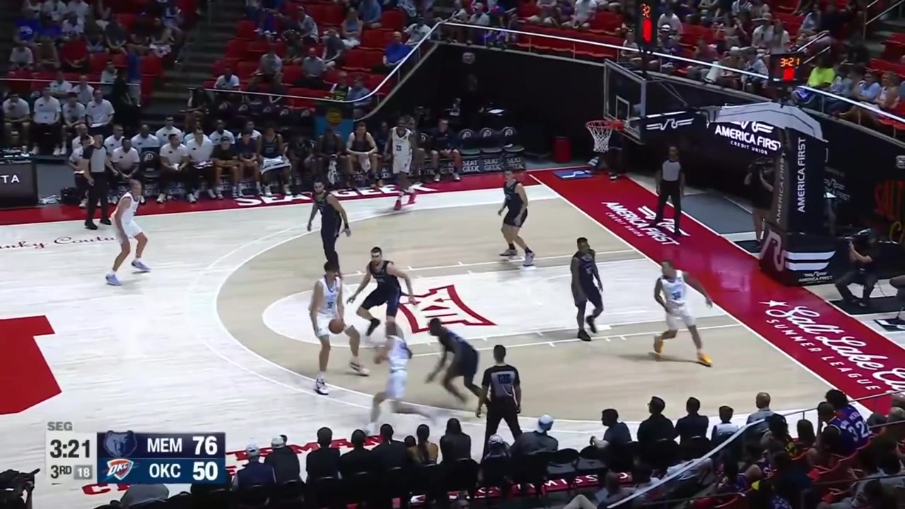 Aday Mara hits the turnaround fadeaway jumper over a 7-footer with a replay