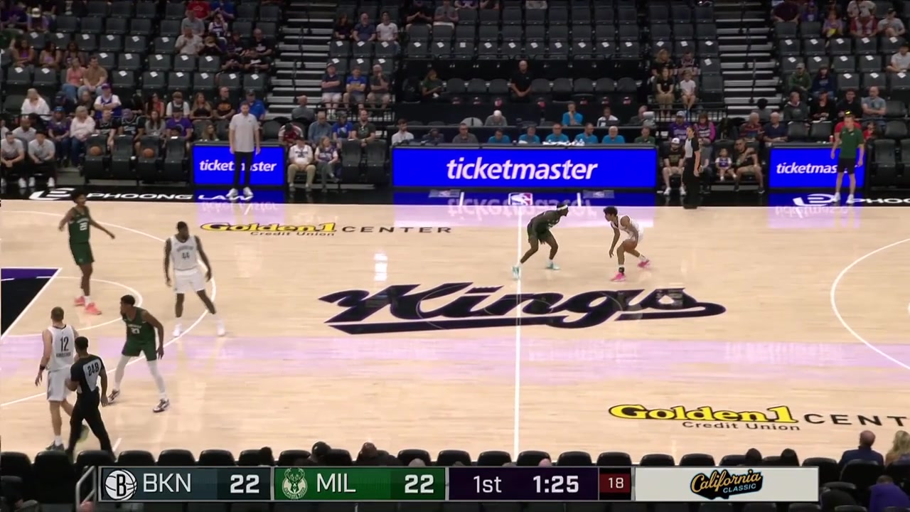 Dain Dsinja with the tip in Kuany Kuany with the impressive move and layup Hunter Sallis with a nice dime to Dsinja and Ben Humrichous continues his great game hitting a buzzer beater 3-pointer off the inbound to end the 1st quarter with a replay